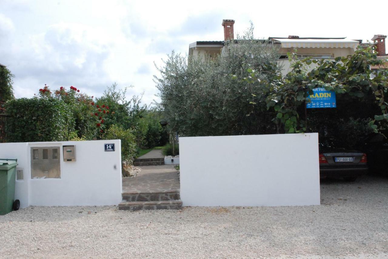 Apartmani Radin Rosini Bagian luar foto